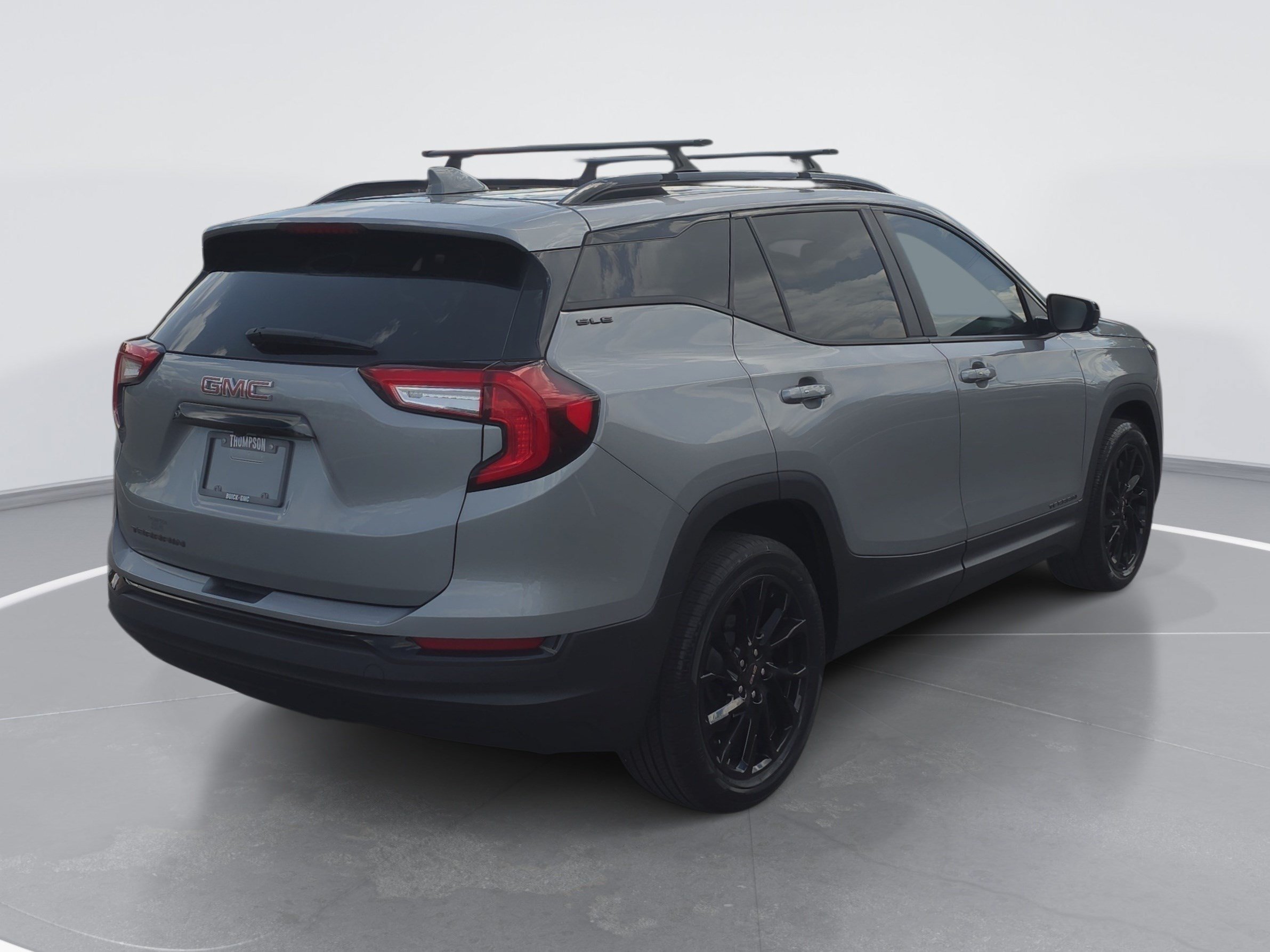 Used 2024 GMC Terrain SLE w/ Driver Convenience Package FWD image 3