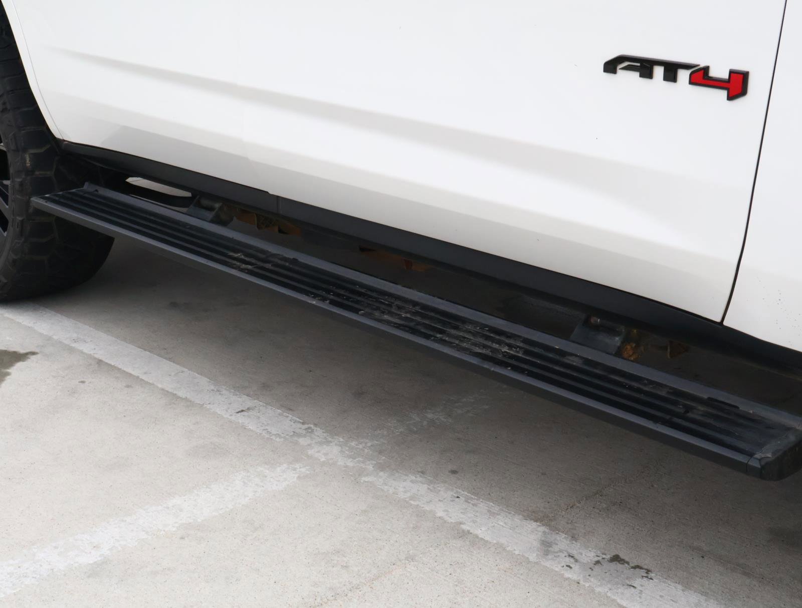 Used 2023 GMC Yukon AT4 w/ Technology Package image 9