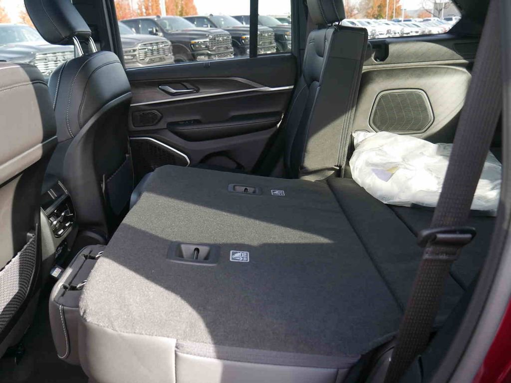 New 2025 Jeep Grand Cherokee Limited w/ Luxury Tech Group II image 14