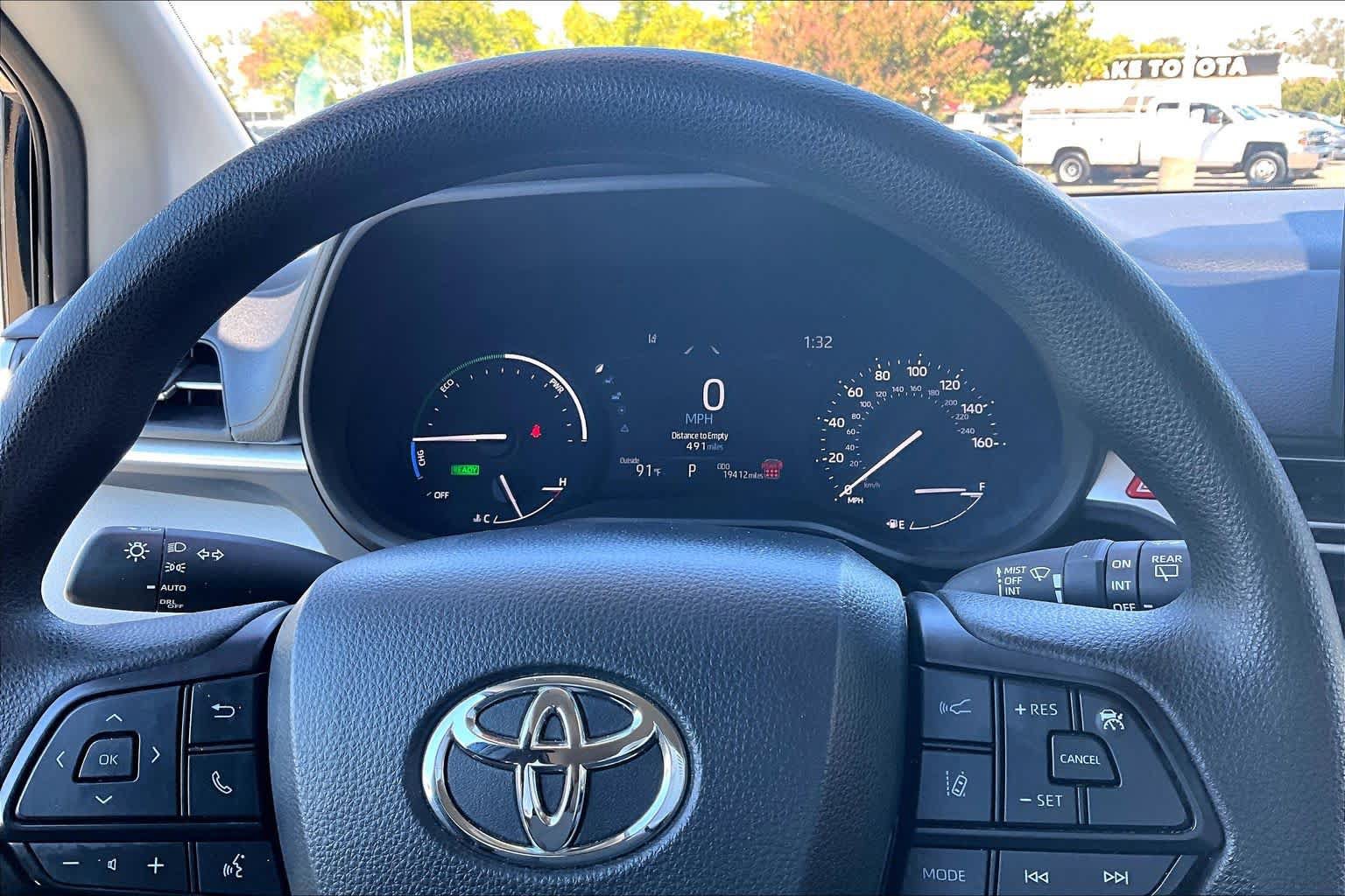 Certified 2025 Toyota Sienna LE FWD image 25