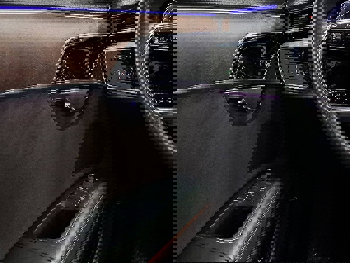 Used 2021 Audi A8 L 4.0T w/ Executive Plus Package image 17