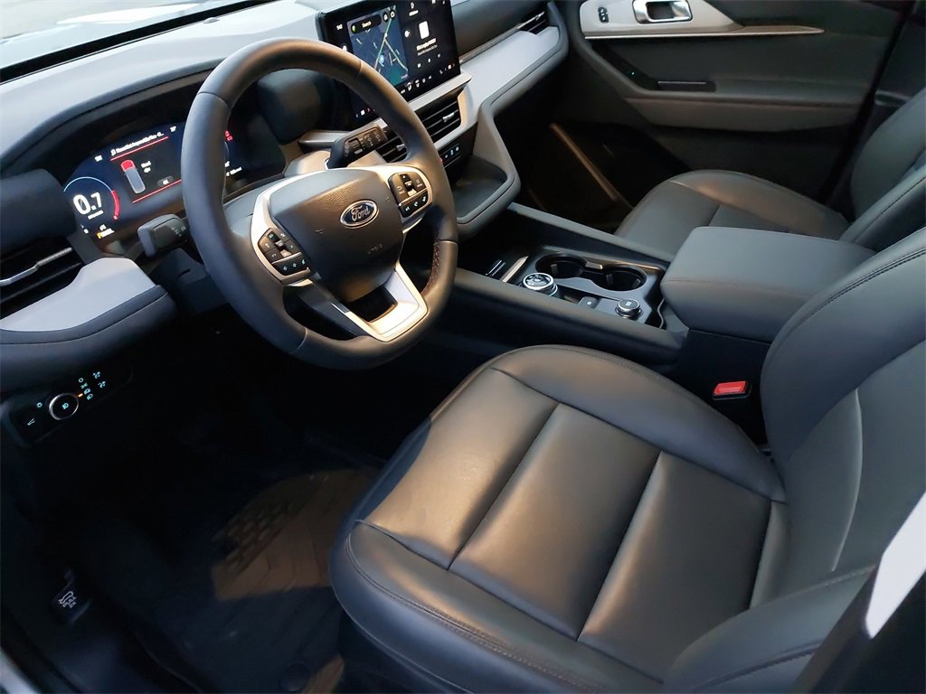 Used 2025 Ford Explorer Active w/ Active Comfort Package image 13