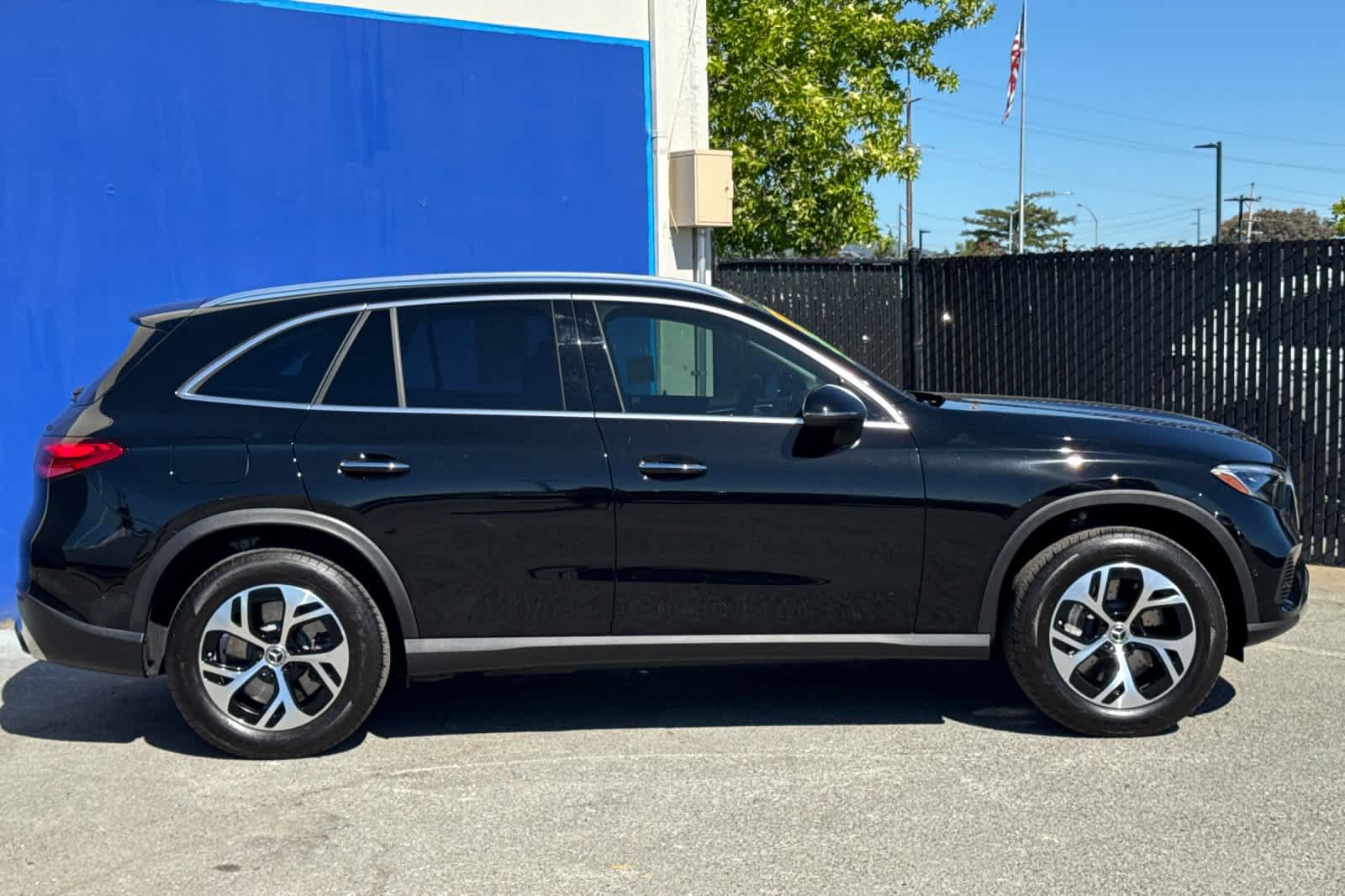 Used 2025 Mercedes-Benz GLC 350e 4MATIC image 2