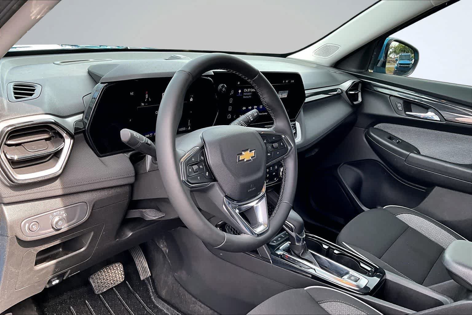 Used 2026 Chevrolet TrailBlazer LT w/ LT Cold Weather Package AWD/4WD image 2