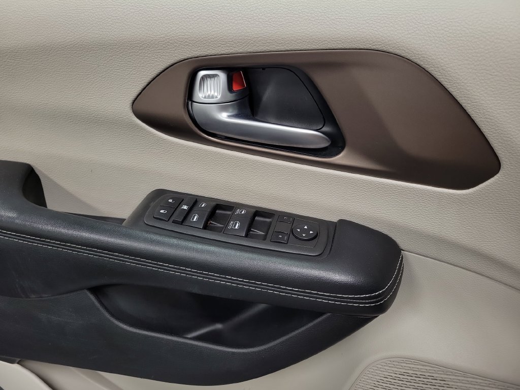 Used 2022 Chrysler Voyager LX FWD image 28