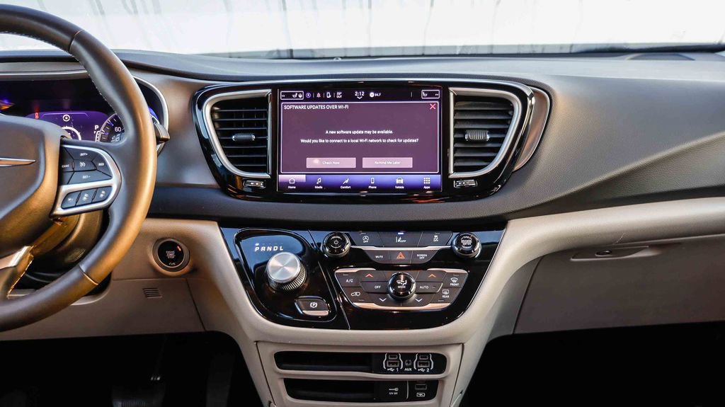 Used 2022 Chrysler Pacifica Touring-L FWD image 16