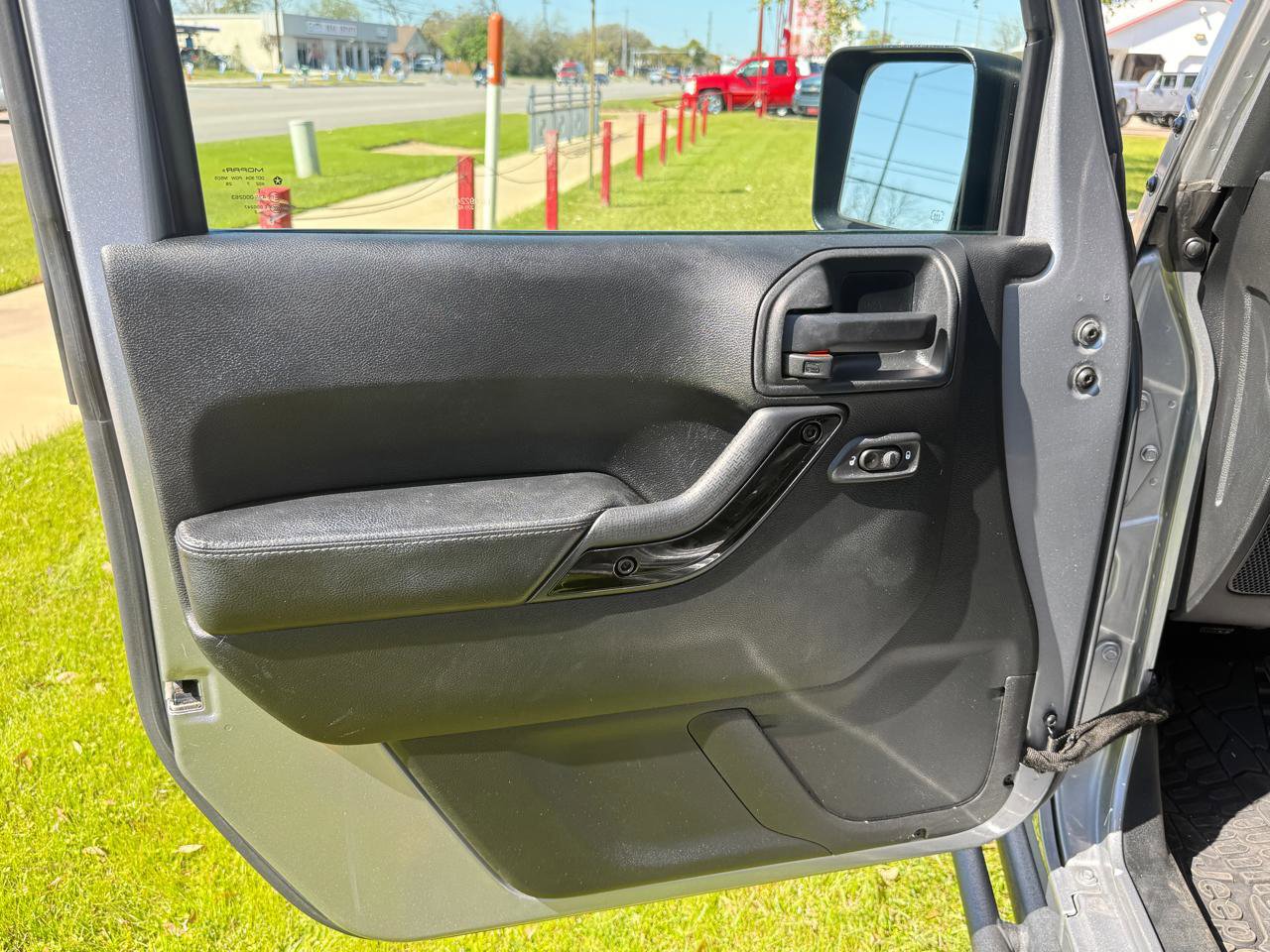 Used 2017 Jeep Wrangler Unlimited Sahara AWD/4WD image 29