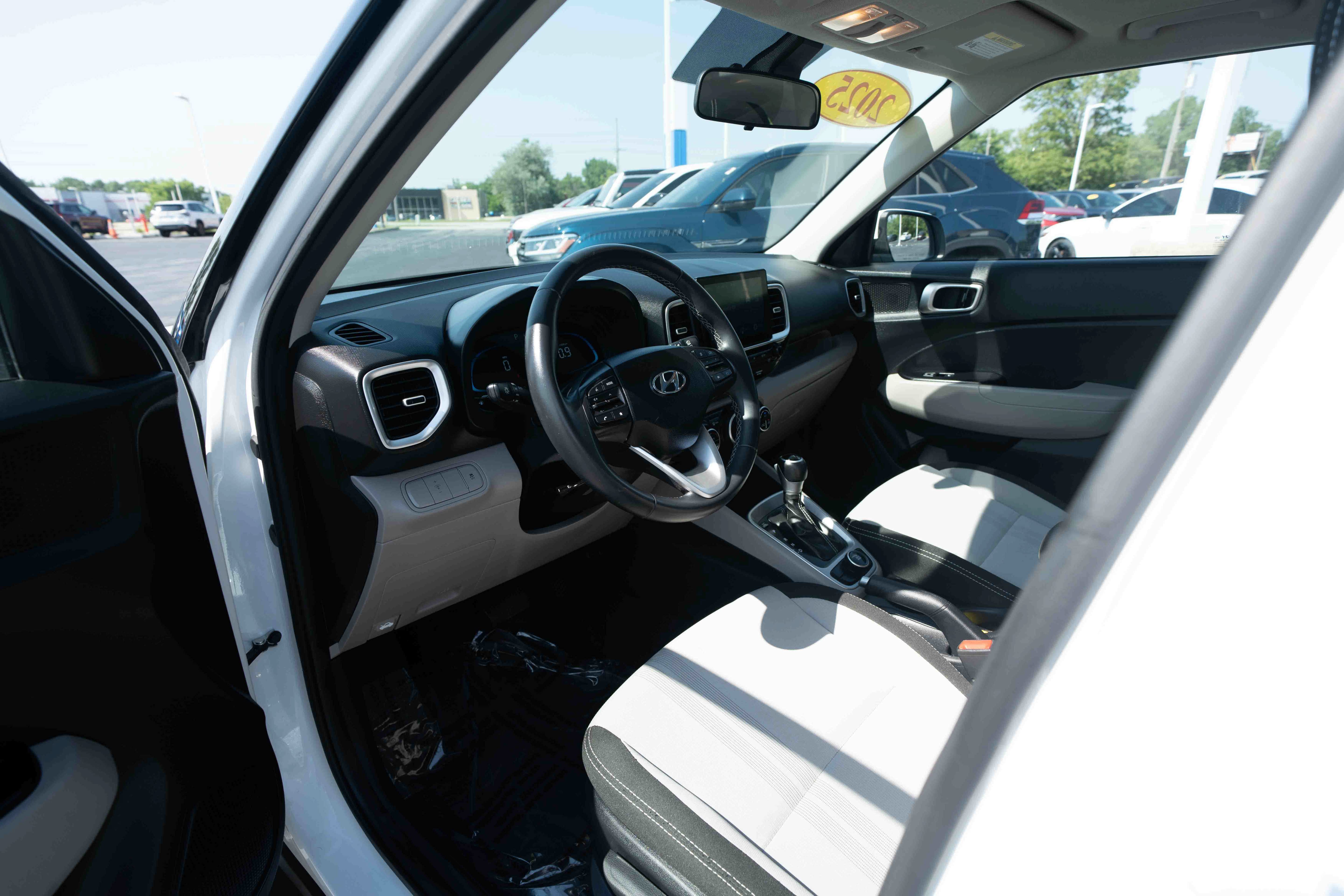 Used 2025 Hyundai Venue SEL FWD image 8