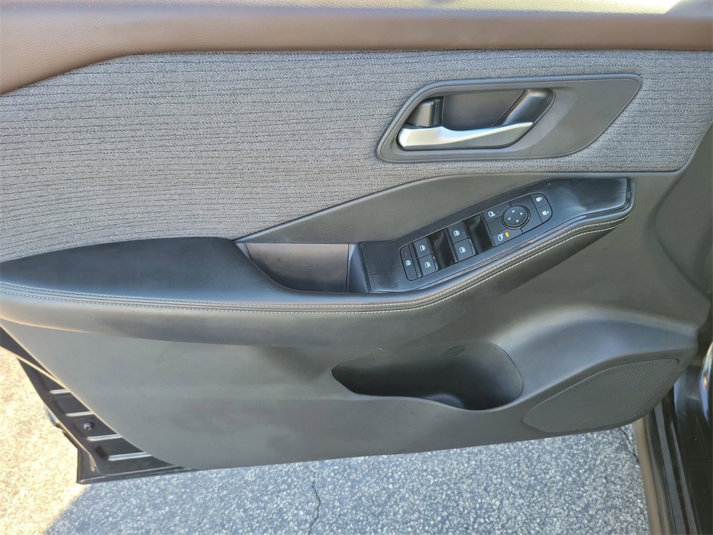 Used 2023 Nissan Rogue SV image 13