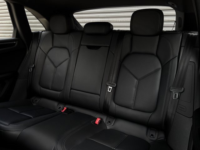 Used 2025 Porsche Macan image 25