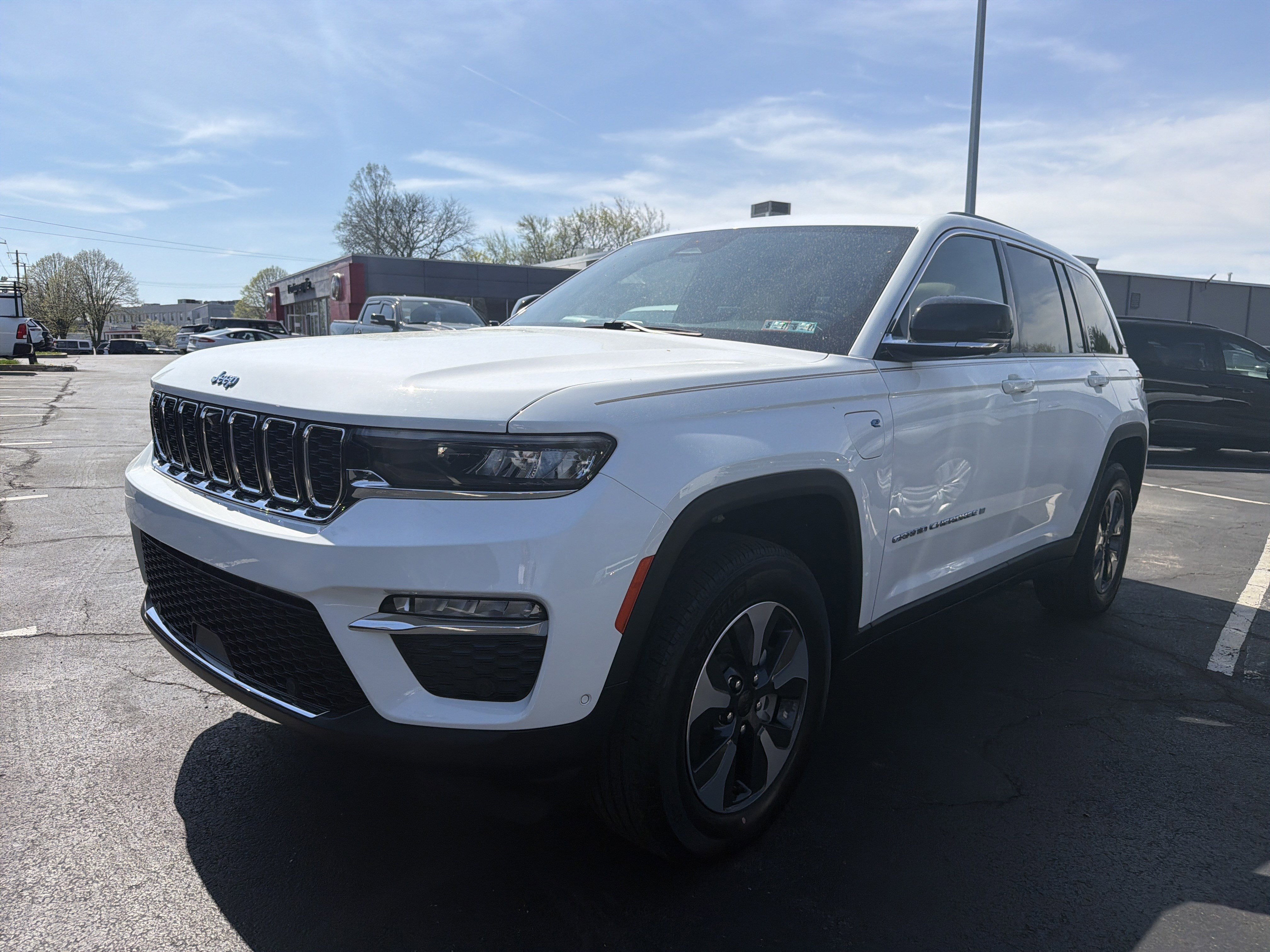 Certified 2022 Jeep Grand Cherokee Limited 4xe w/ Luxury Tech Group II AWD/4WD image 3
