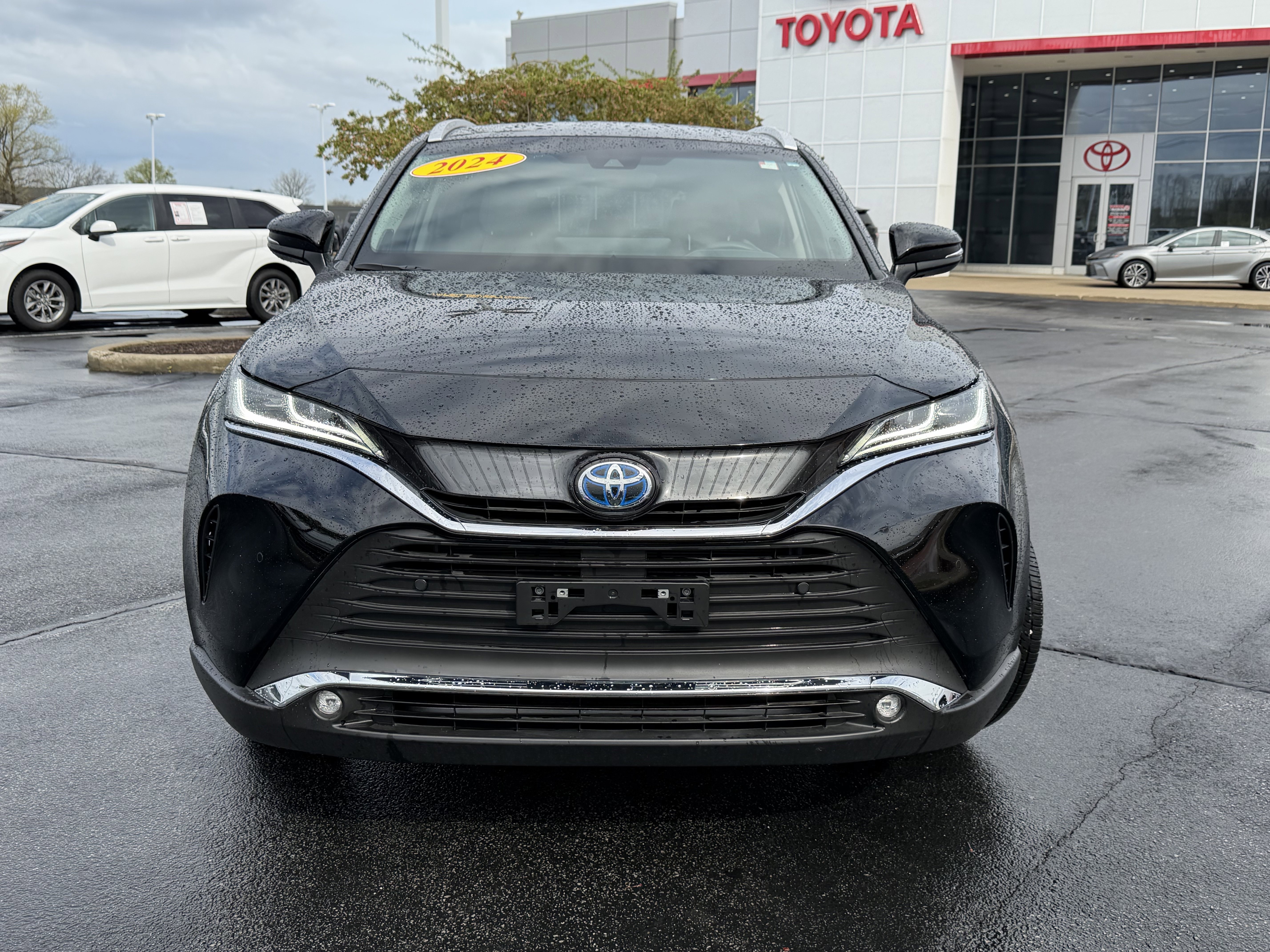 Certified 2024 Toyota Venza XLE image 2