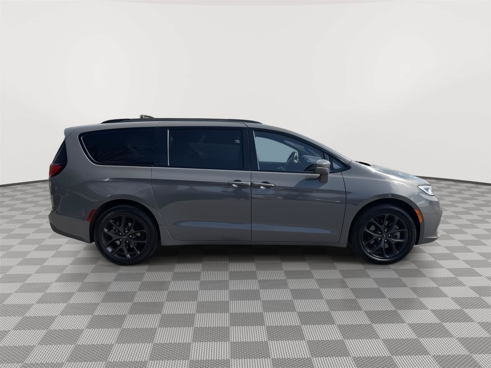 Used 2021 Chrysler Pacifica Touring-L w/ S Appearance Package AWD/4WD image 9