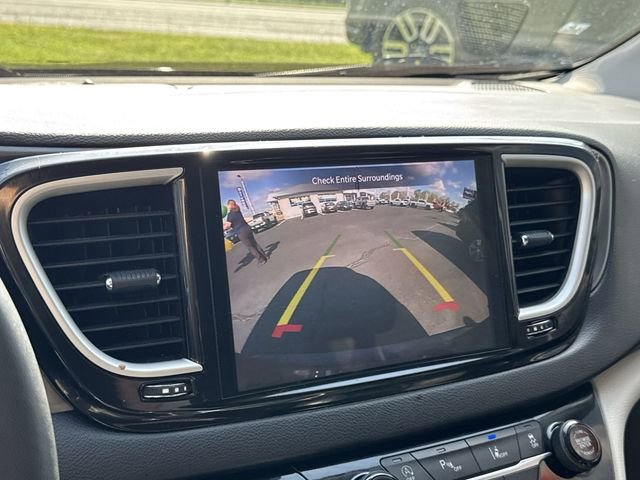 Used 2022 Chrysler Pacifica Touring-L image 19