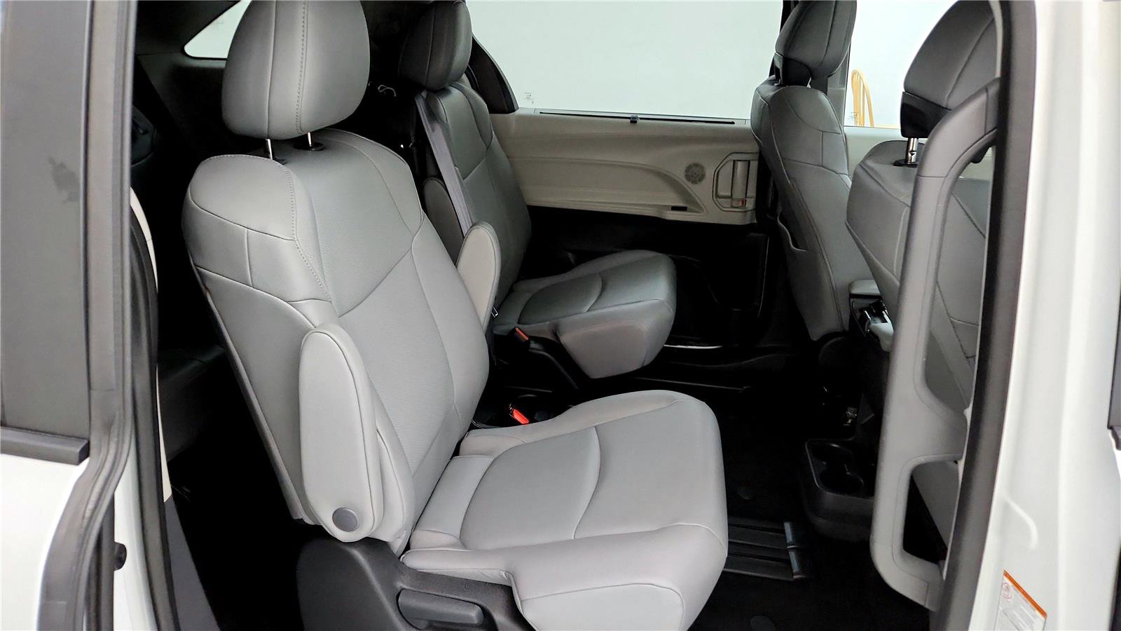 Certified 2024 Toyota Sienna XLE image 29