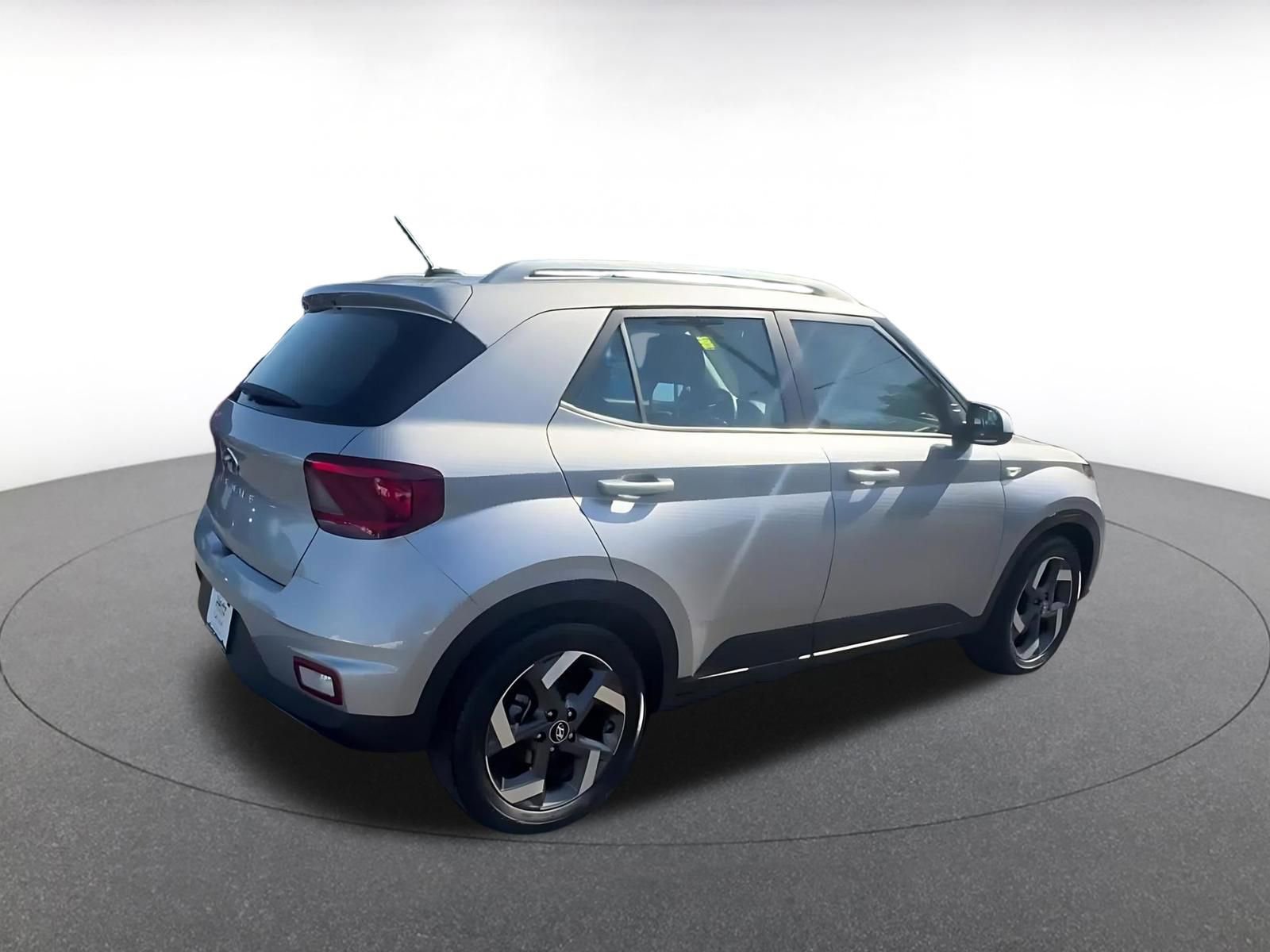Used 2025 Hyundai Venue SEL FWD image 15