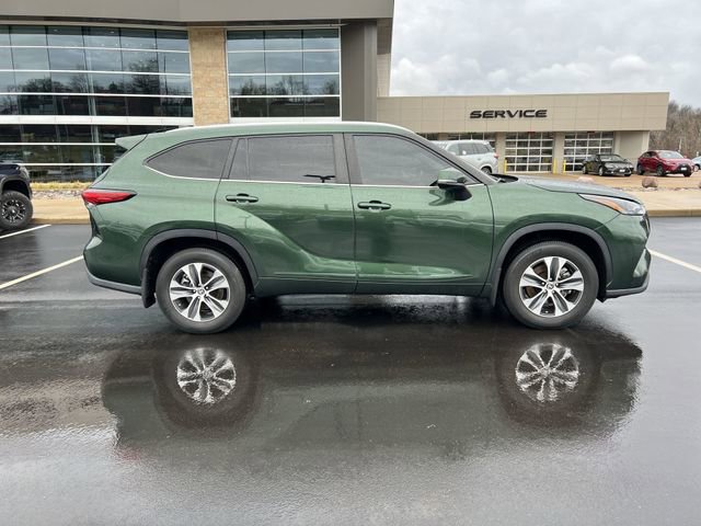 Used 2023 Toyota Highlander XLE image 2