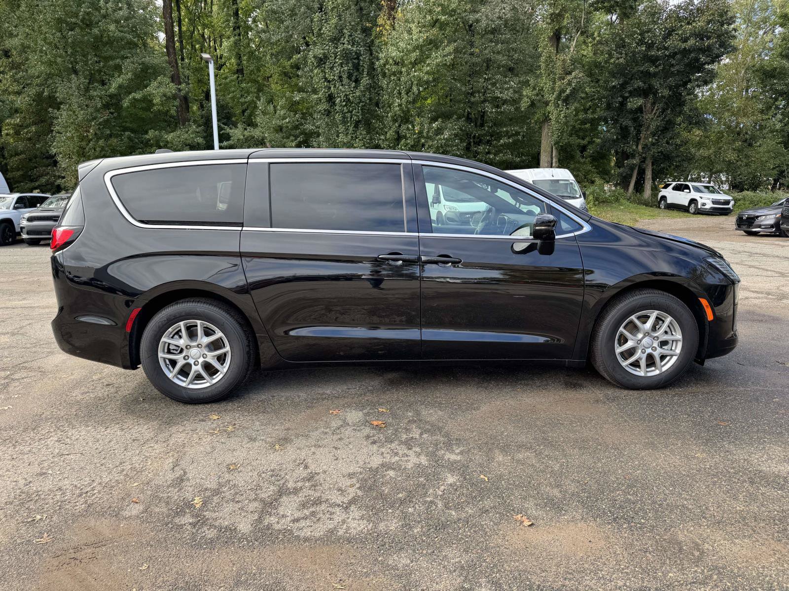 Used 2027 Chrysler Pacifica Select w/ Family Tech Group FWD image 6