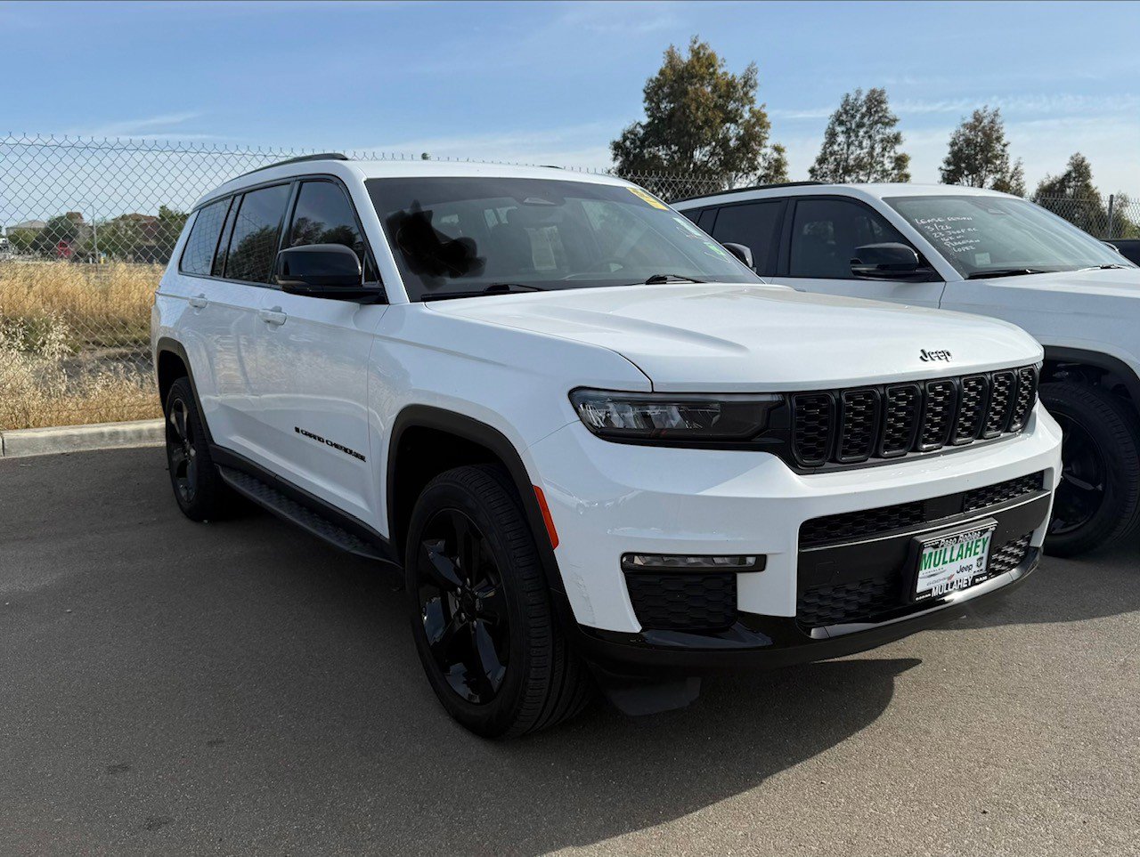 Used 2023 Jeep Grand Cherokee L Limited w/ Black Appearance Package AWD/4WD image 1