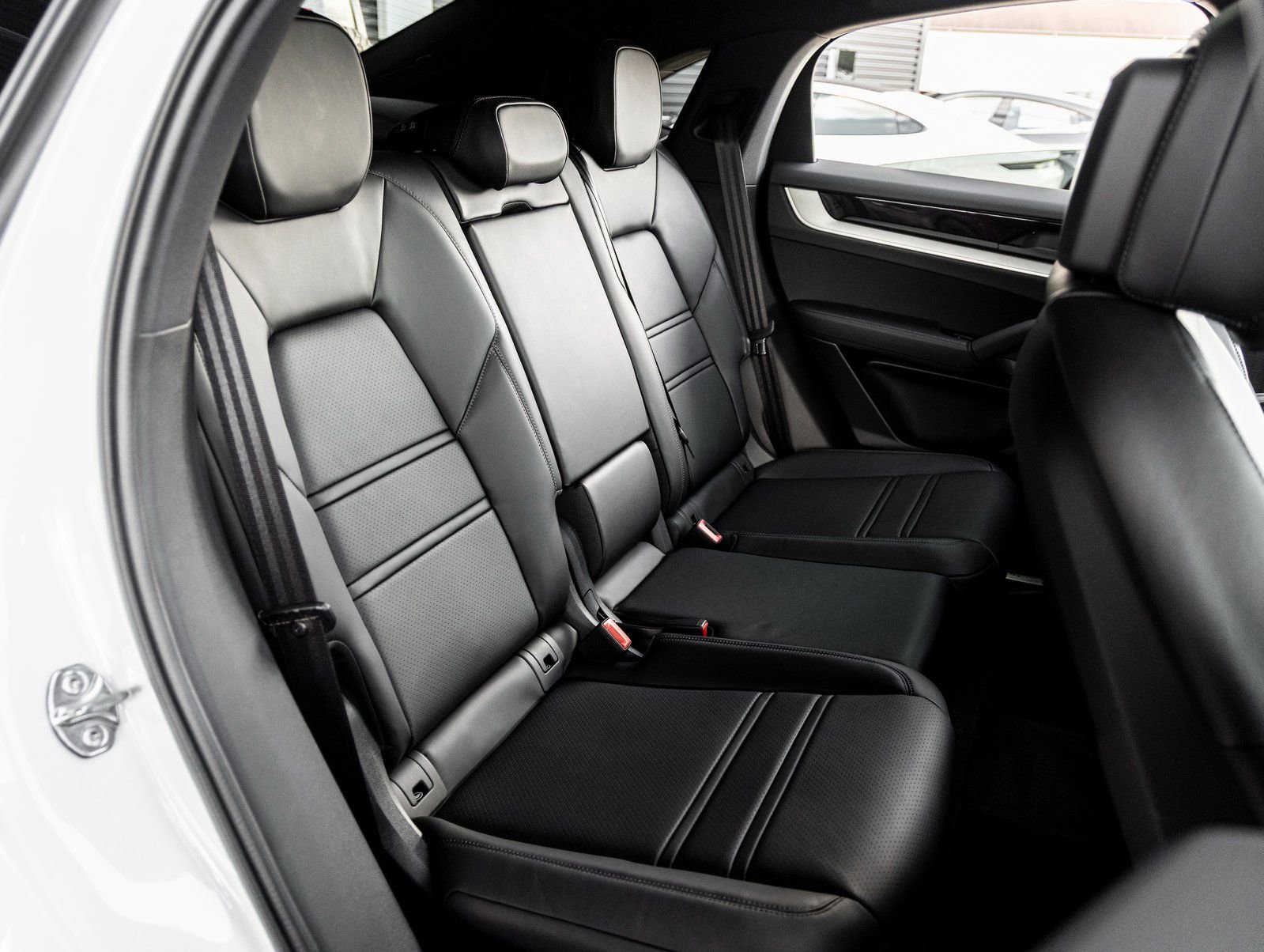 Certified 2025 Porsche Cayenne Coupe image 38