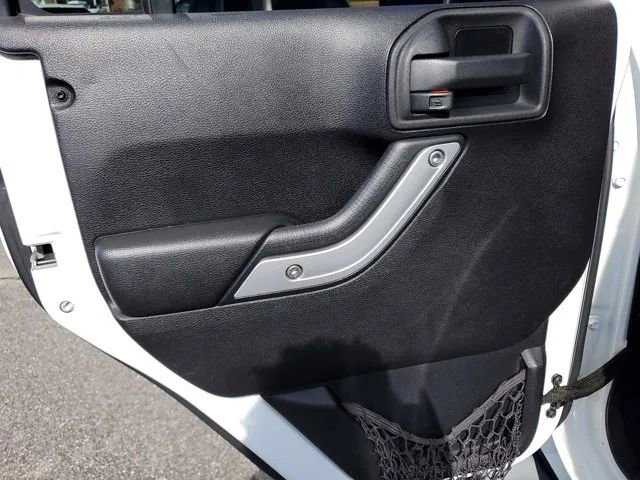 Used 2014 Jeep Wrangler Unlimited Sahara w/ Connectivity Group image 17