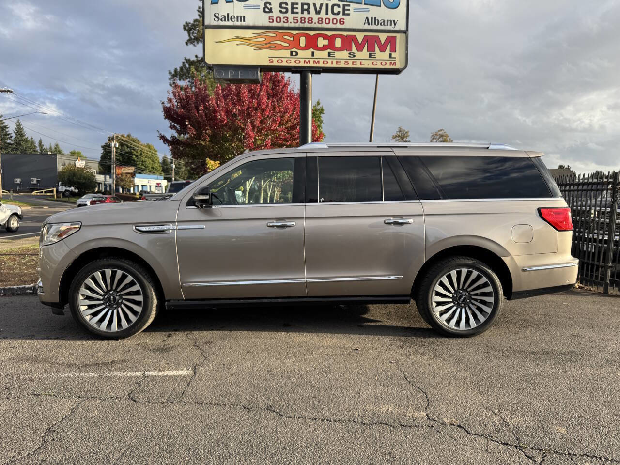 Used 2019 Lincoln Navigator L Reserve image 6