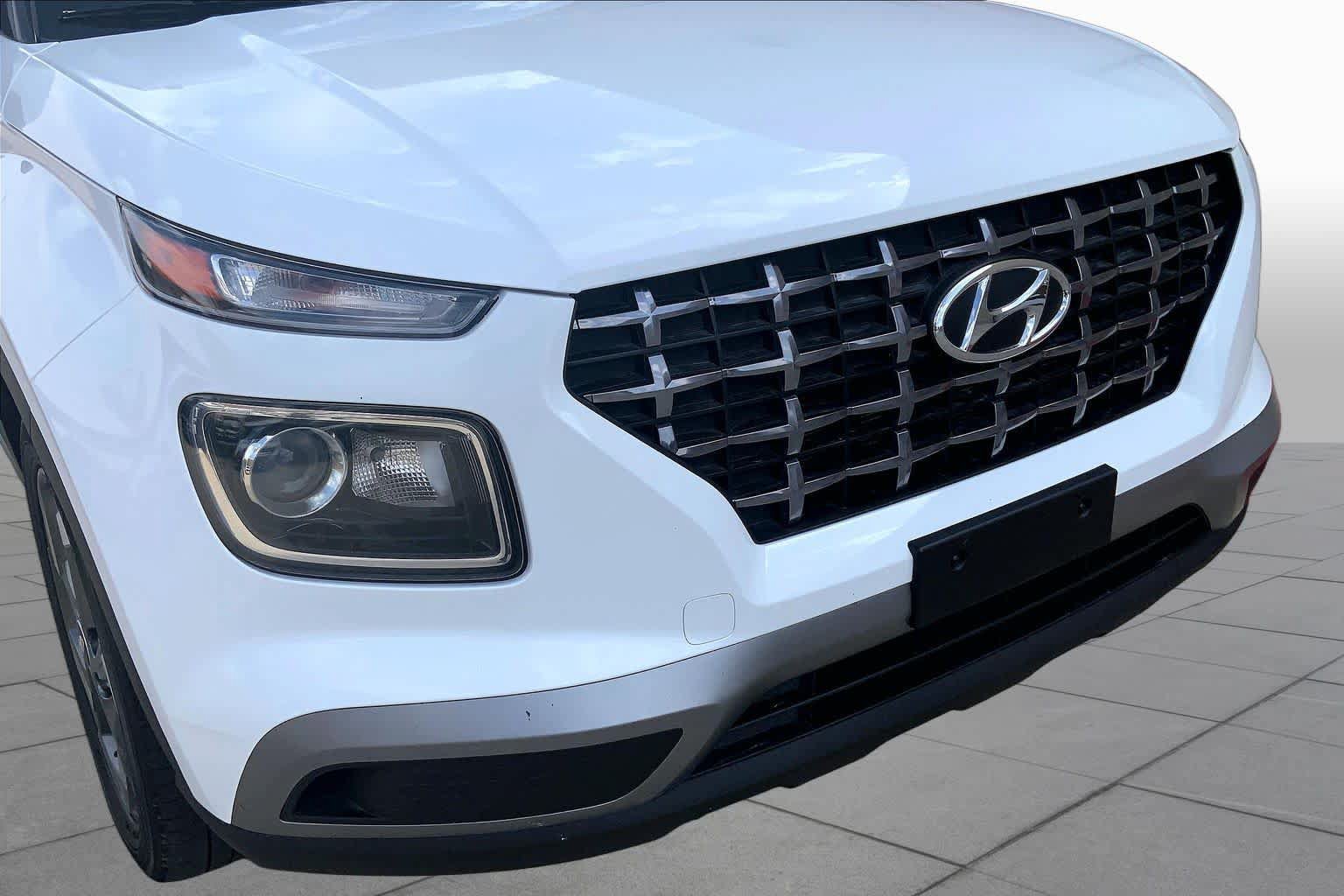 Certified 2025 Hyundai Venue SEL FWD image 31