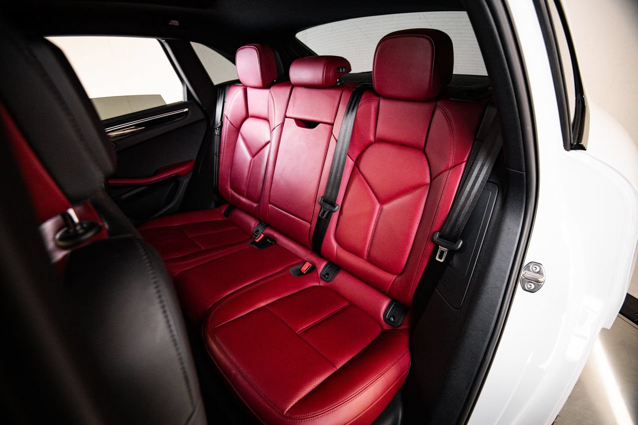 Certified 2023 Porsche Macan AWD/4WD image 24