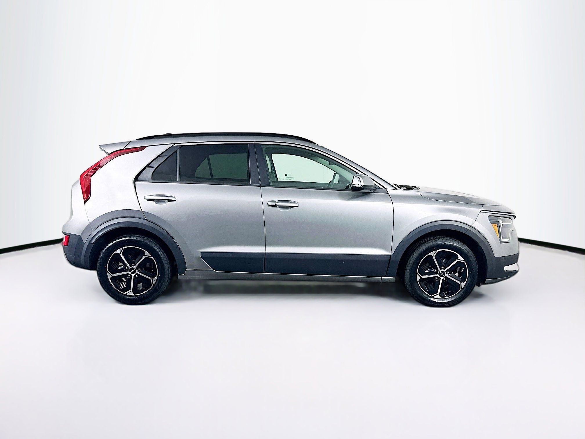 Used 2023 Kia Niro EX image 10