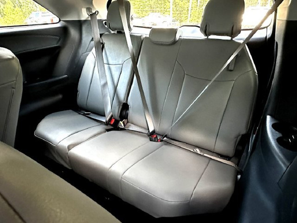 Used 2025 Toyota Sienna XLE FWD image 19