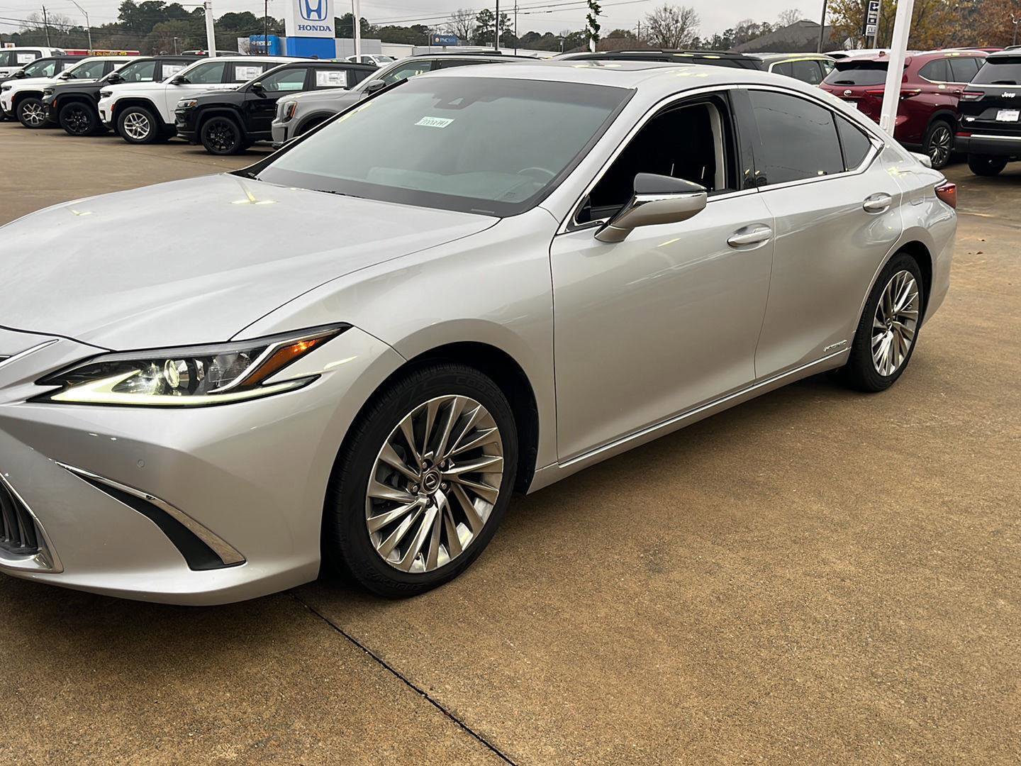 Used 2019 Lexus ES 300h w/ Luxury Package