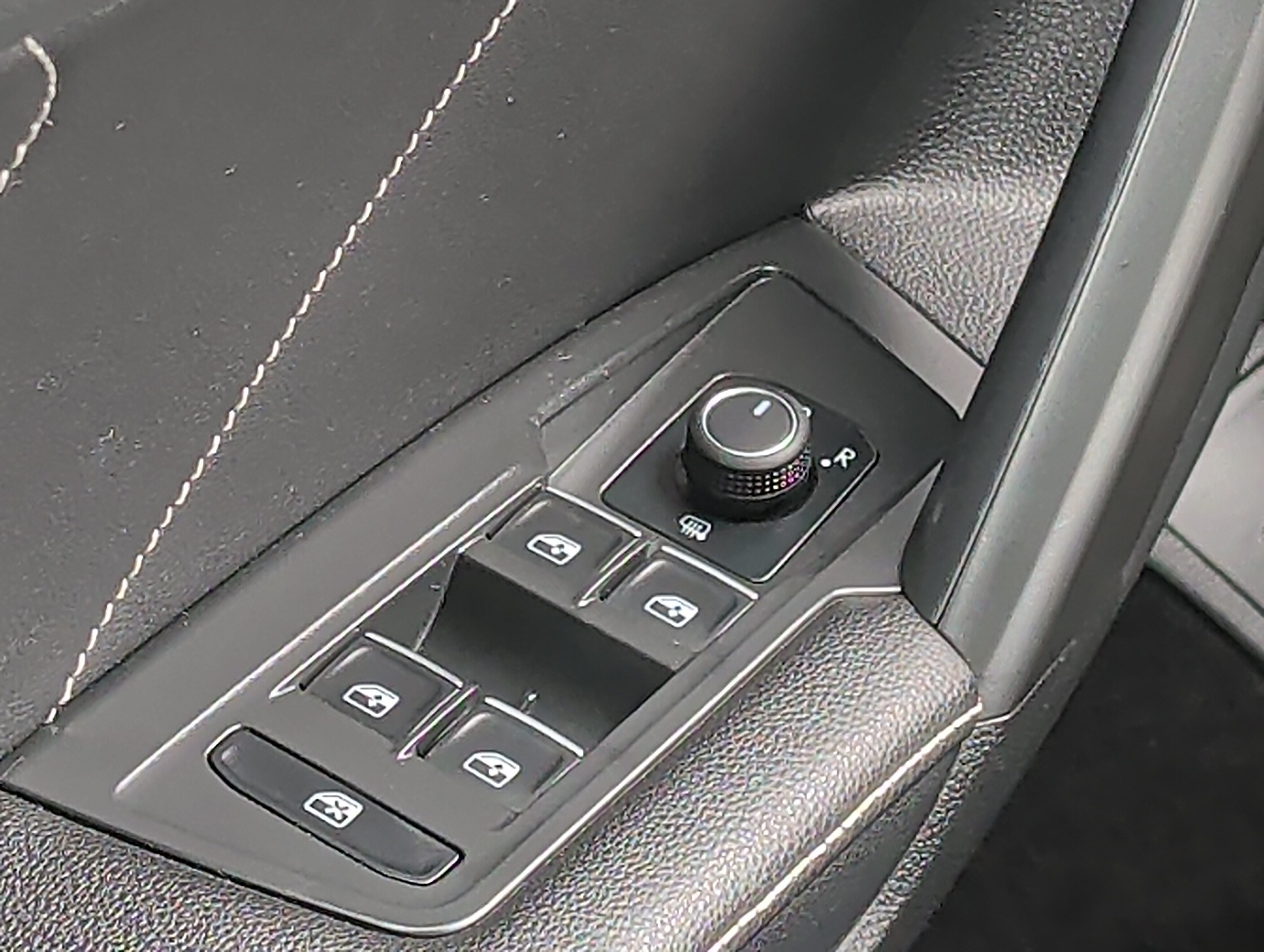 Used 2022 Volkswagen Tiguan SE R-Line AWD/4WD image 21
