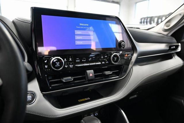 Used 2023 Toyota Highlander Limited image 16
