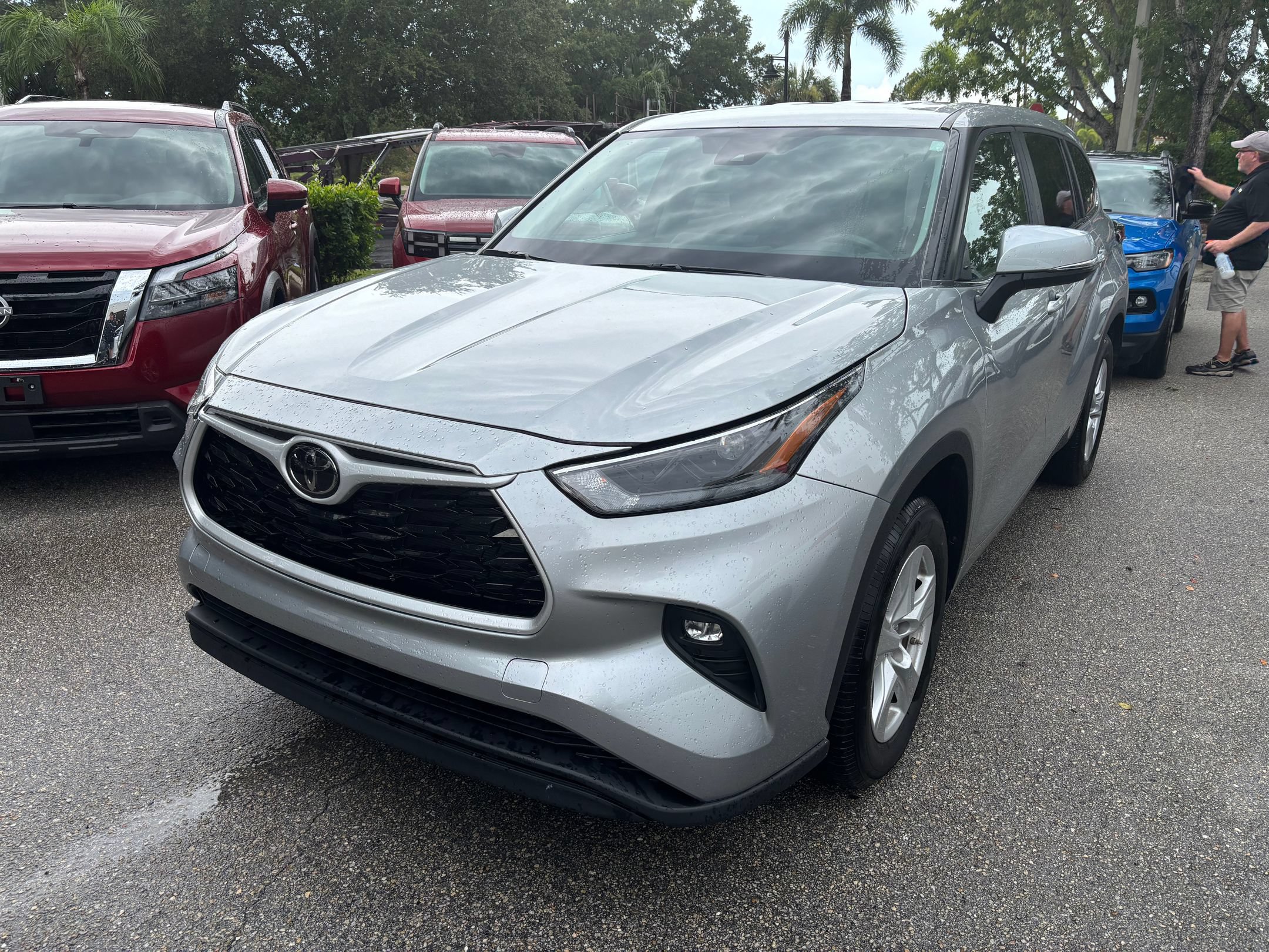Used 2025 Toyota Highlander LE FWD image 16