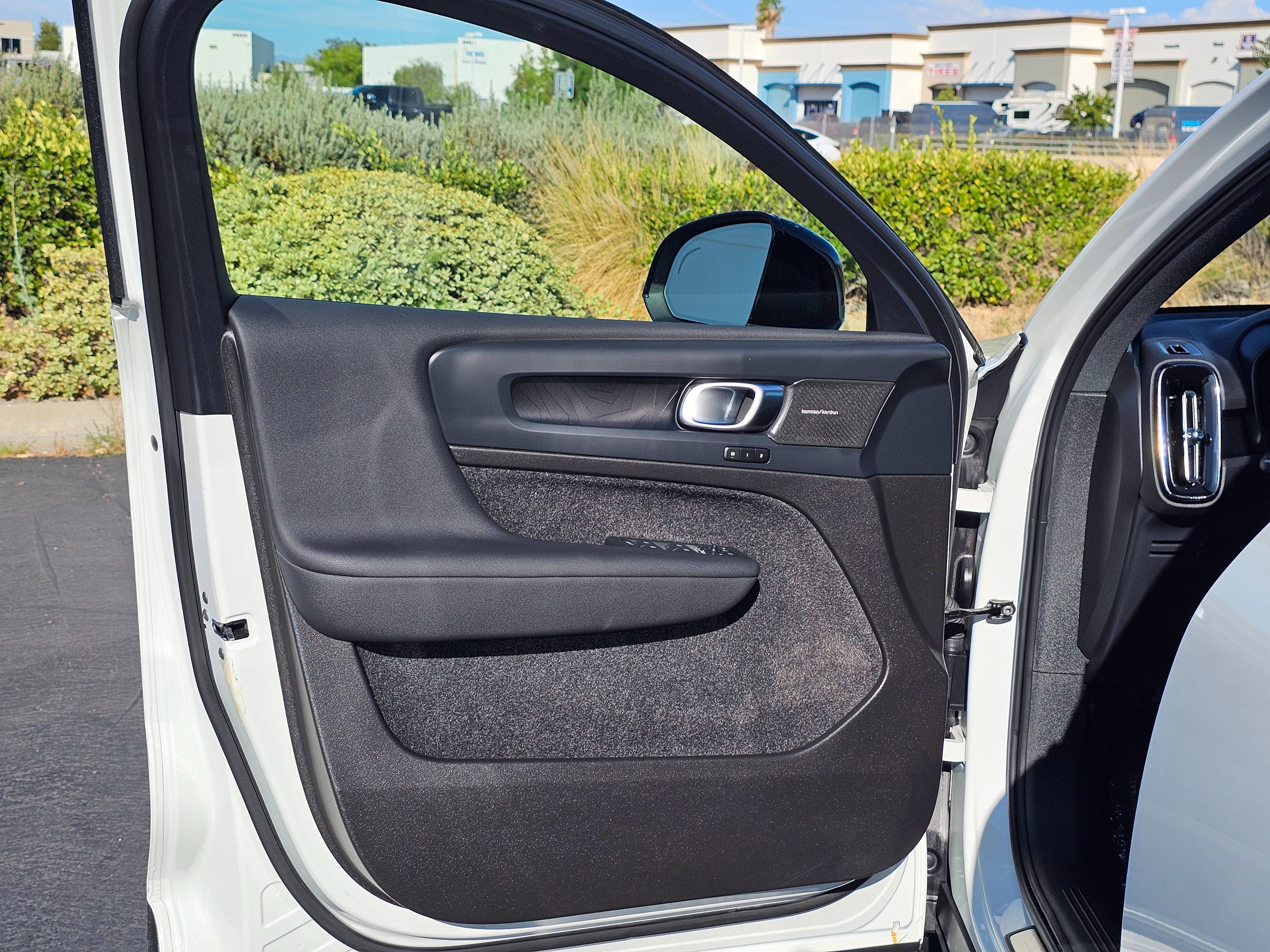 Used 2024 Volvo C40 P8 Recharge Ultimate w/ Protection Package Premier AWD/4WD image 16