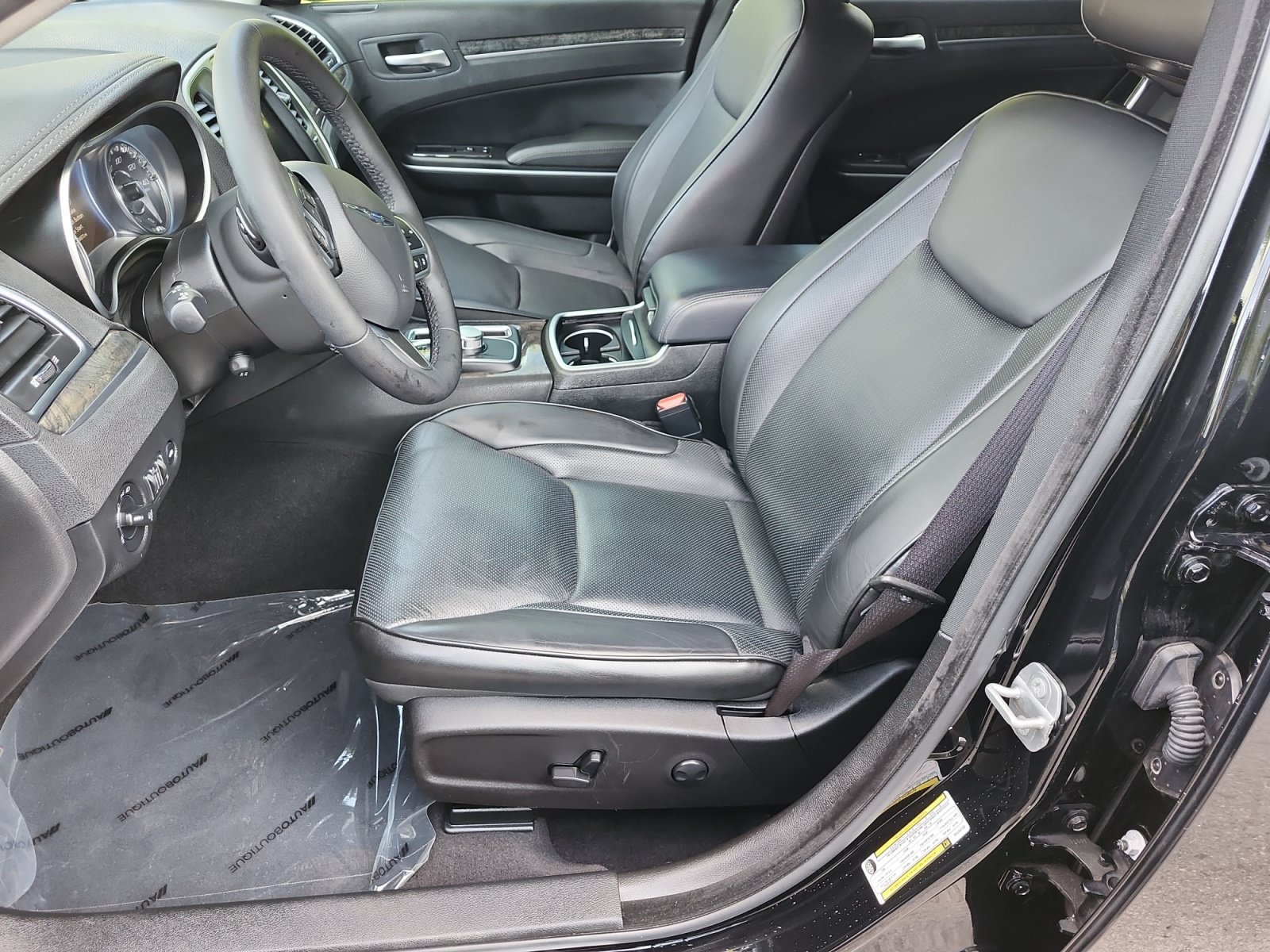 Used 2023 Chrysler 300 Touring L w/ Safetytec Plus Group RWD image 9