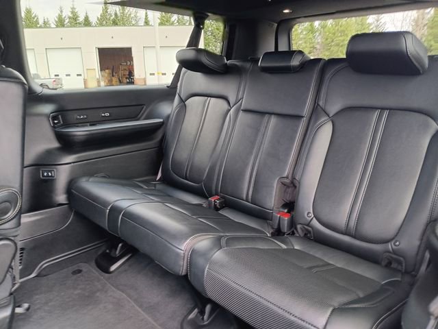 Used 2025 Jeep Wagoneer L Series II image 25
