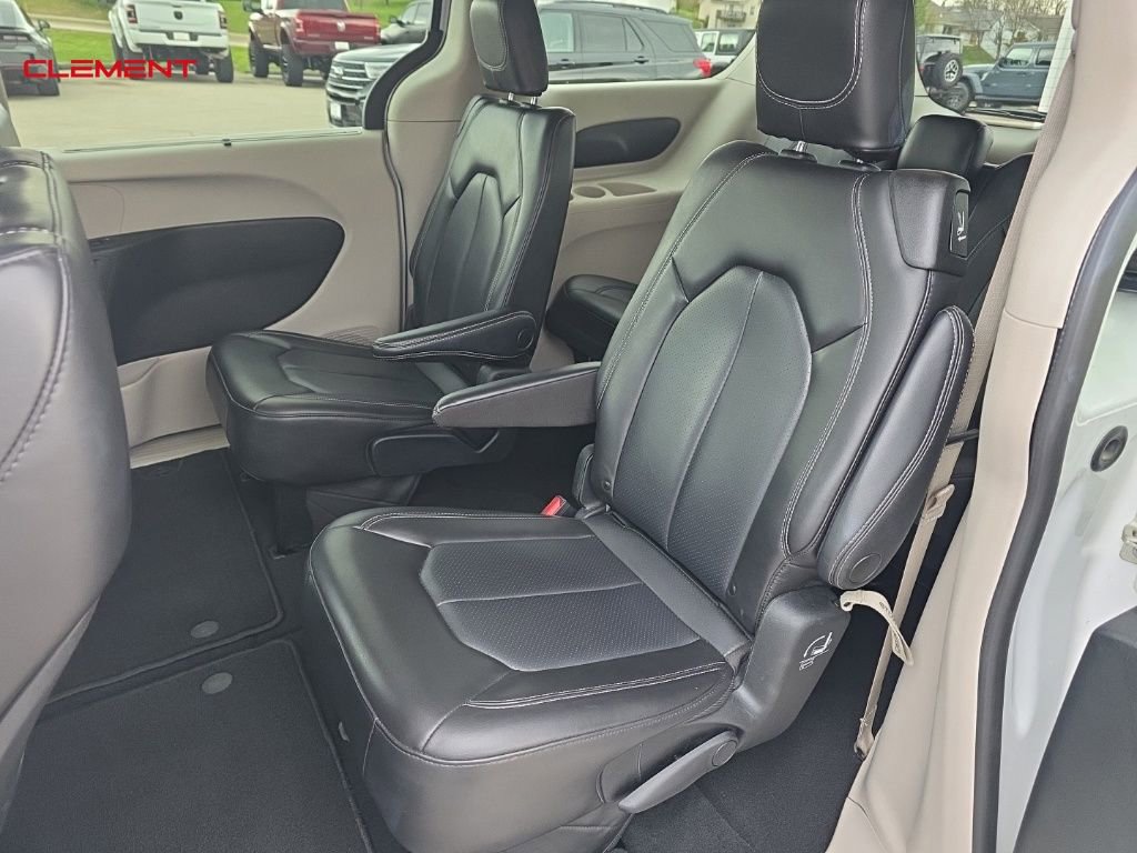Used 2023 Chrysler Pacifica Touring-L image 6
