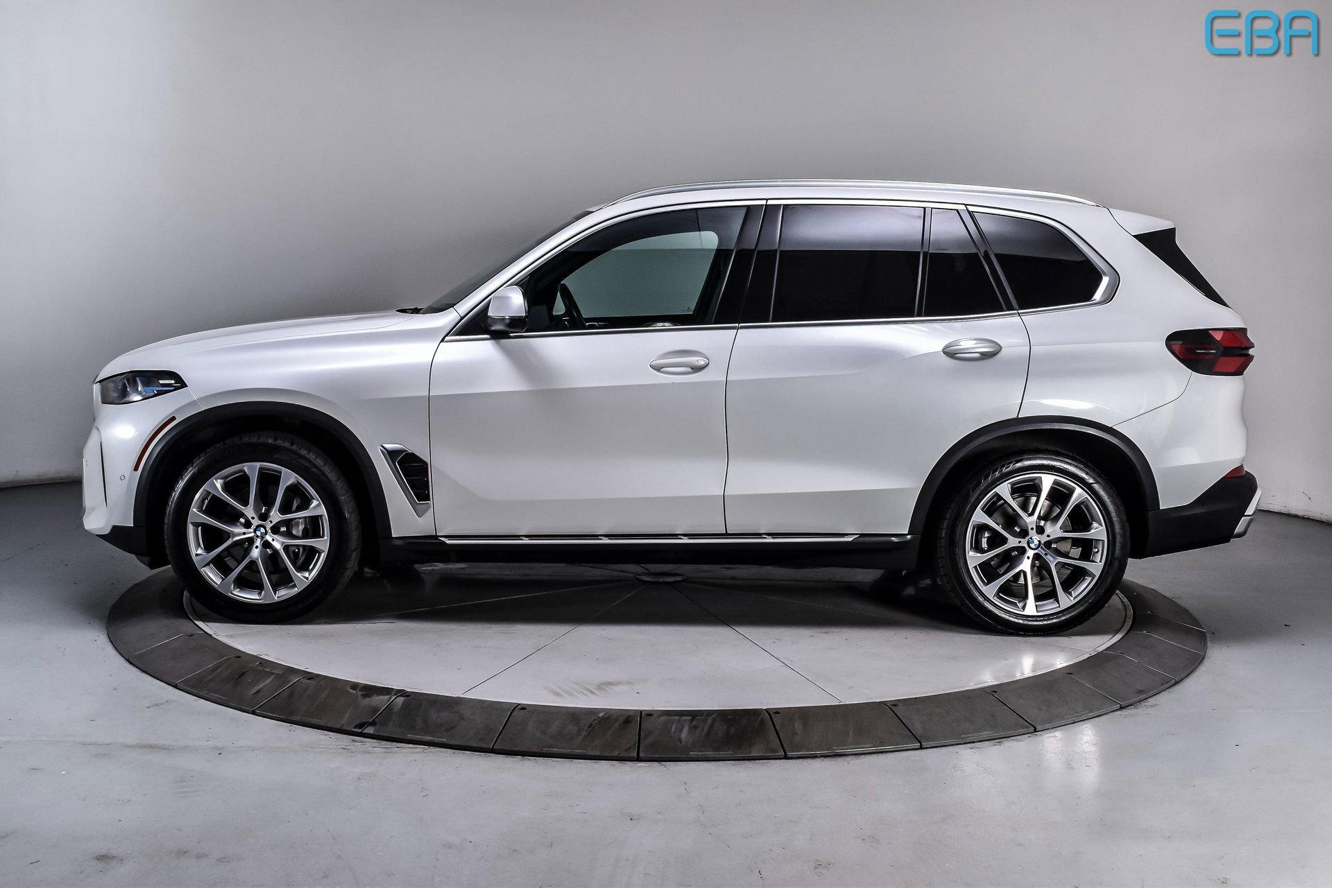 Used 2024 BMW X5 xDrive40i w/ Premium Package image 3