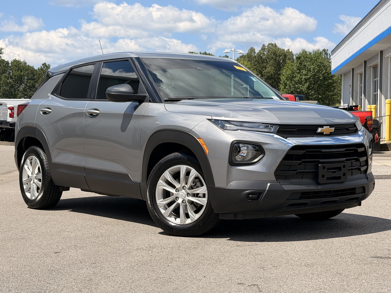 Used 2023 Chevrolet TrailBlazer LS FWD image 2