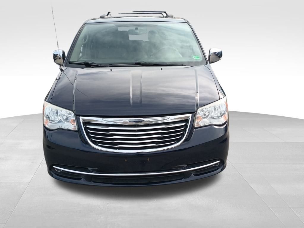 Used 2014 Chrysler Town & Country Touring-L w/ Driver Convenience Group image 9