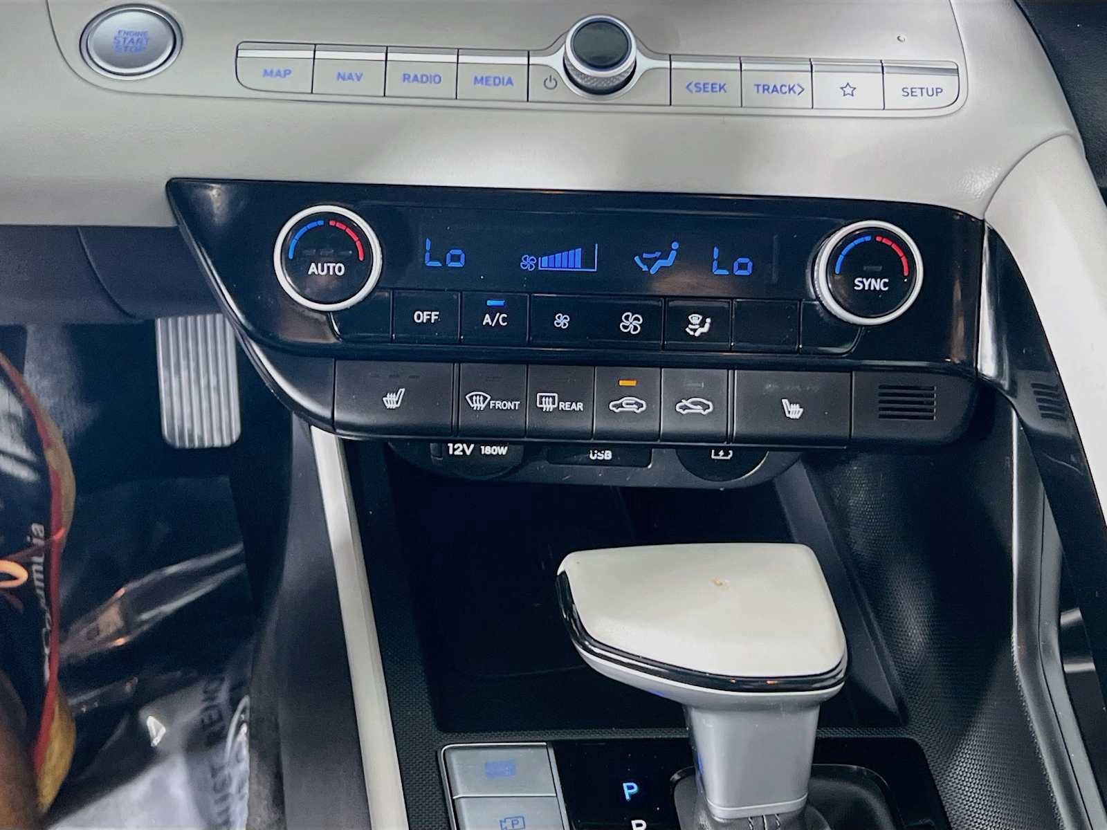 Certified 2025 Hyundai Elantra Limited FWD image 16