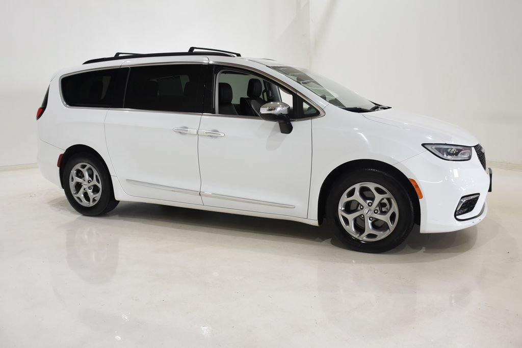 Used 2023 Chrysler Pacifica Limited FWD image 3