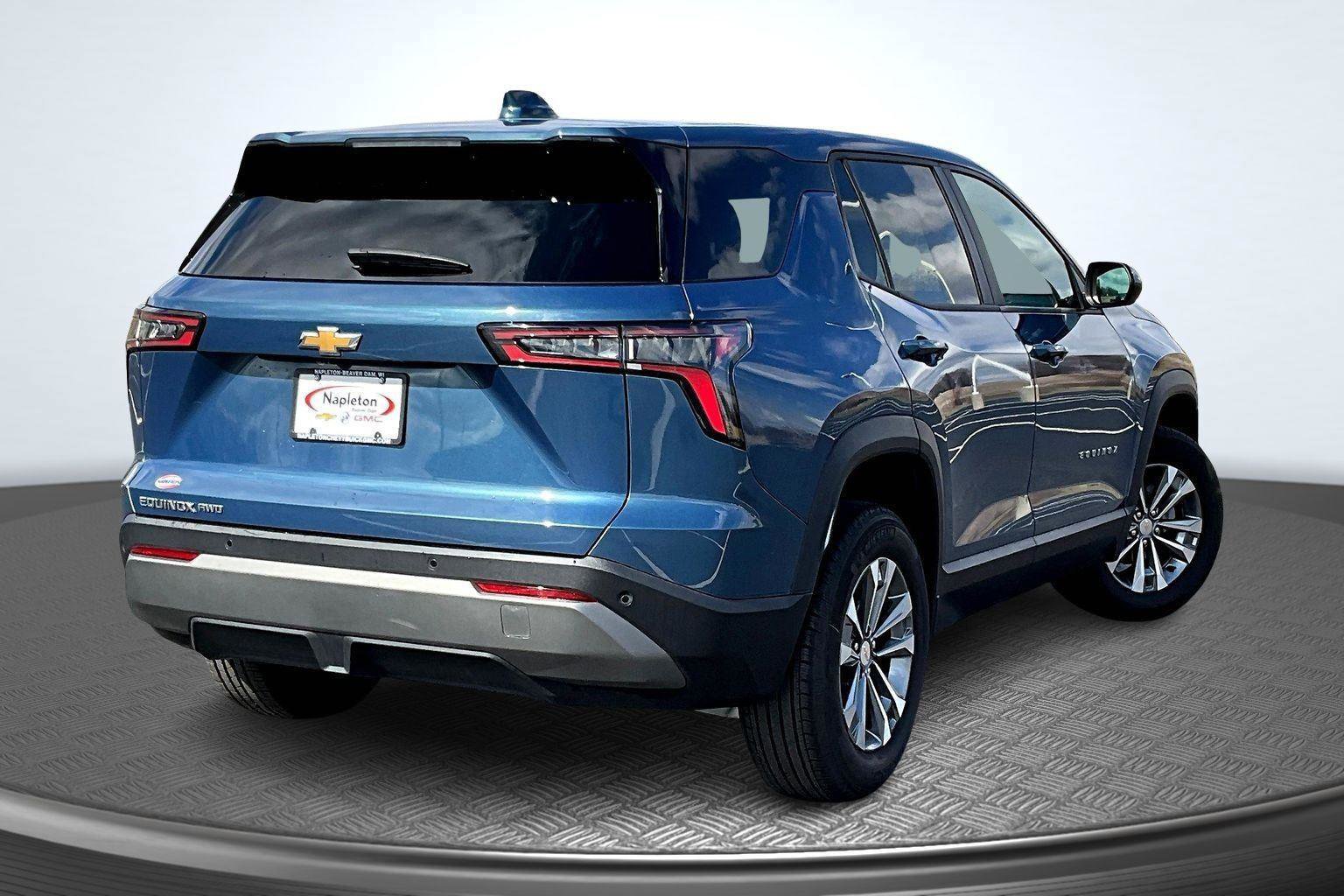 Used 2025 Chevrolet Equinox LT AWD/4WD image 2