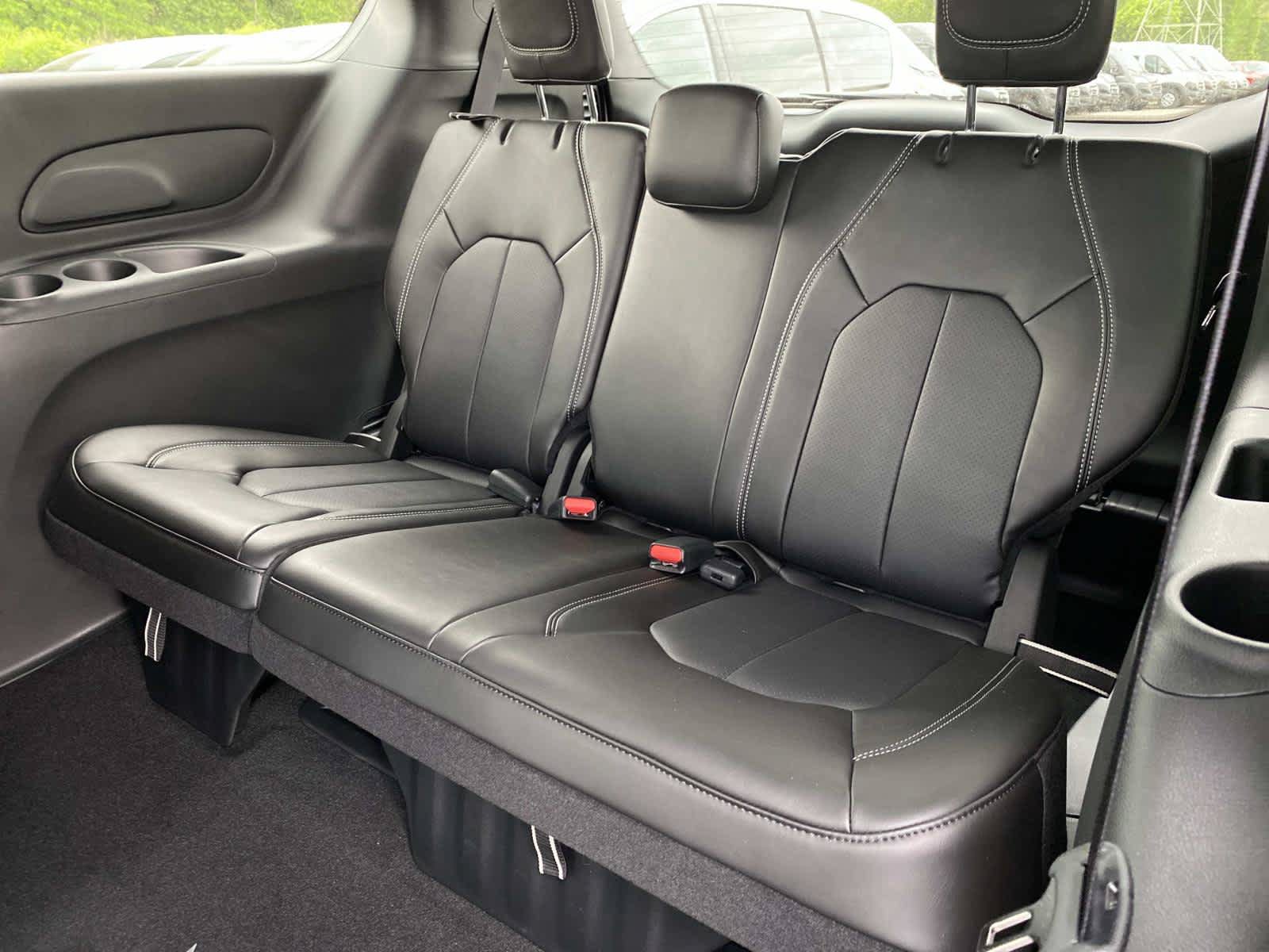 New 2027 Chrysler Pacifica Select AWD/4WD image 7