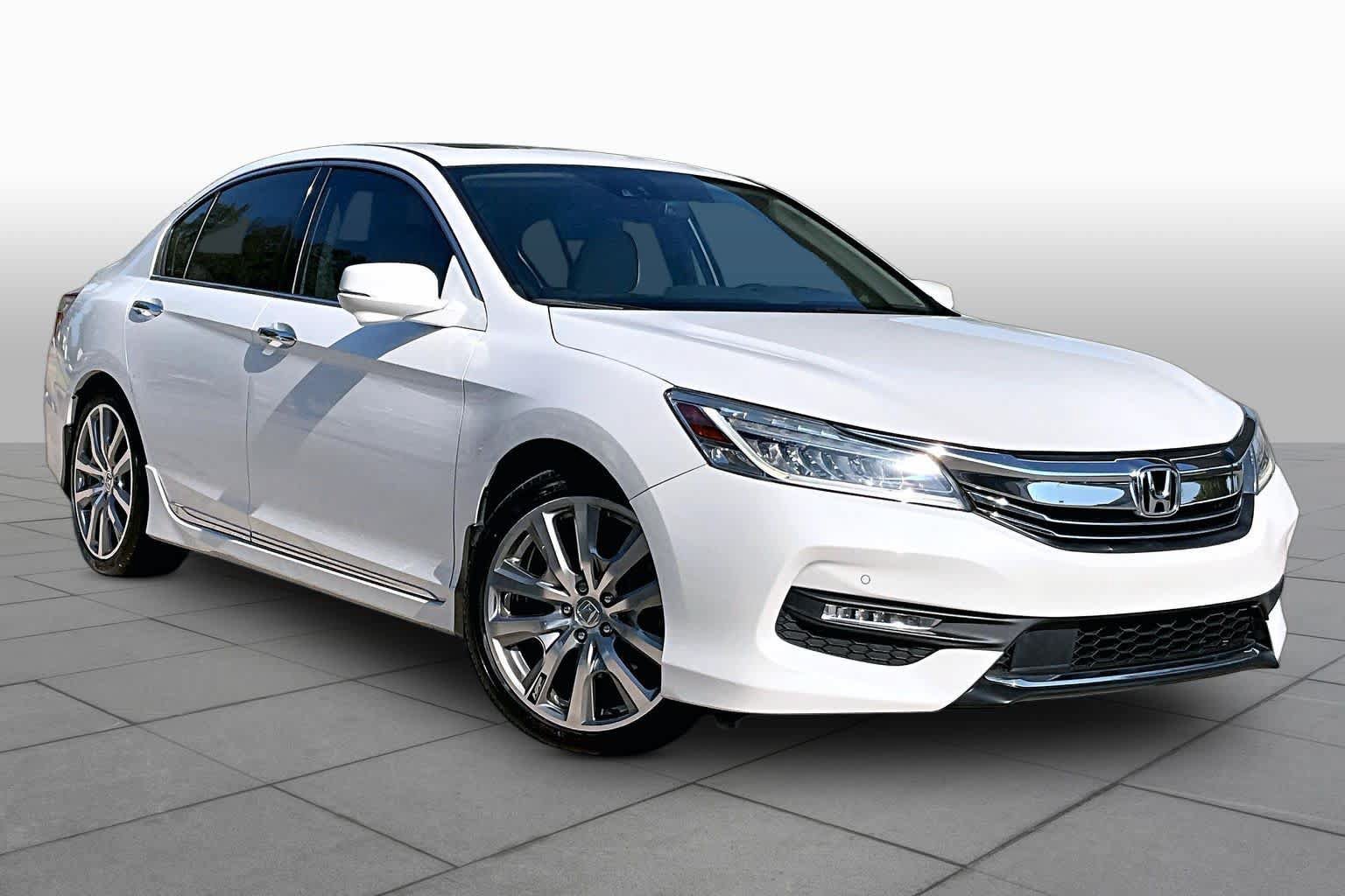 Certified 2017 Honda Accord Touring image 3