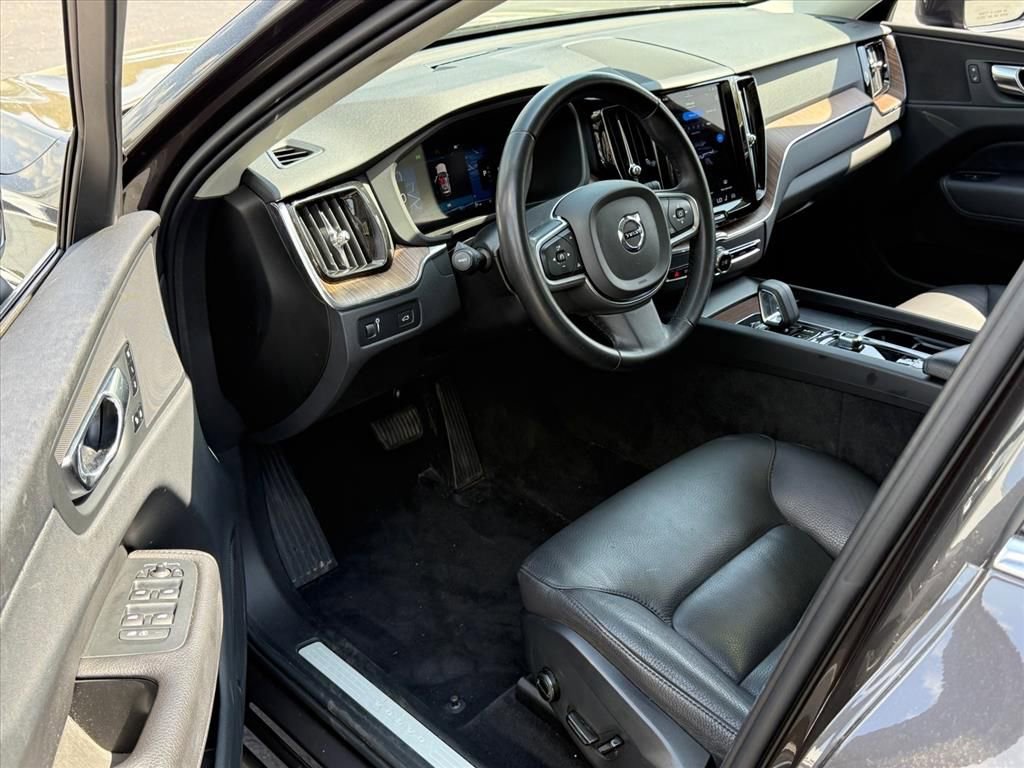 Used 2022 Volvo XC60 B5 Momentum image 10