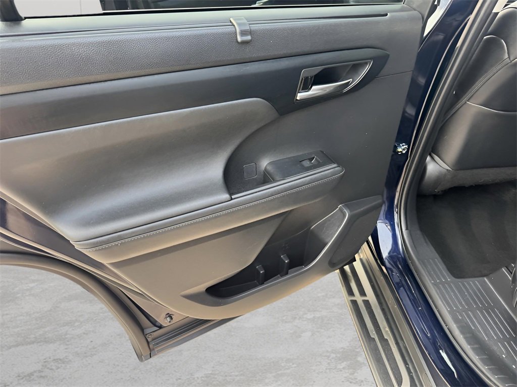 Used 2023 Toyota Highlander XLE image 10