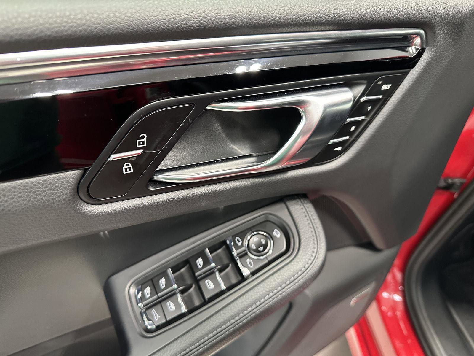 Certified 2025 Porsche Macan image 16