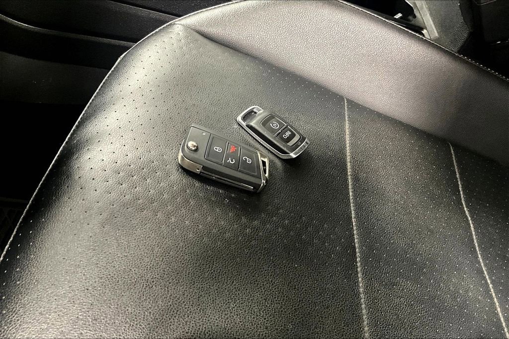 Used 2021 Volkswagen Tiguan SE image 9